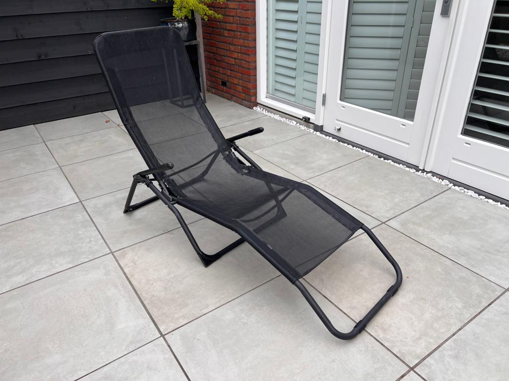 Ligbed lounge zwart 1x | Inklapbaar, Ophalen, Gebruikt, Kunststof, Inklapbaar