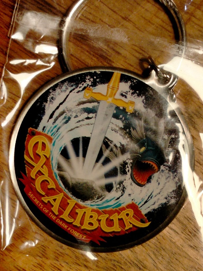 Excalibur Movie Park Germany sleutelhanger Warner Bros, Verzenden, Overige figuren, Zo goed als nieuw, Overige typen