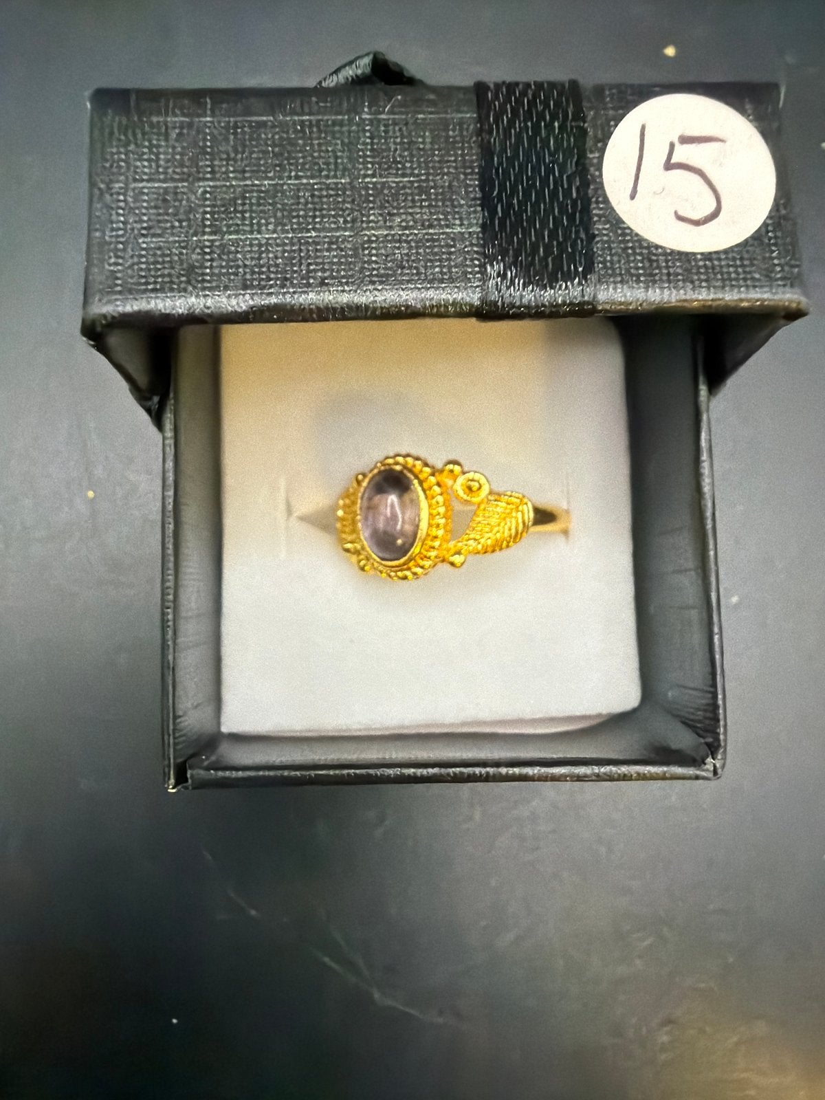 Vergulde messing ring met paarse steen, Overige materialen, Ophalen of Verzenden, Zo goed als nieuw, X