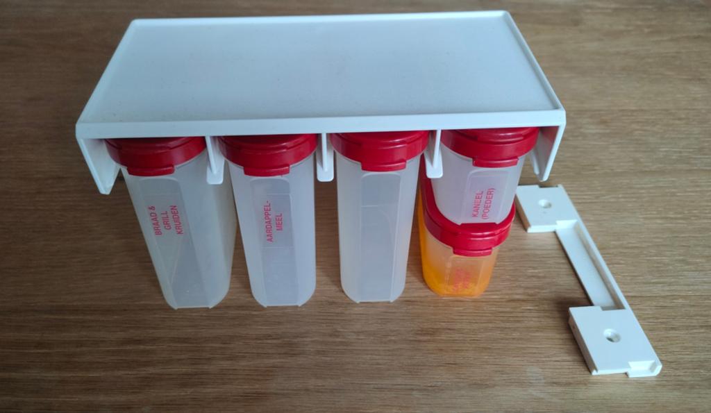 5 Tupperware kruidenovaaltjes met rekje om ze op te bergen, Ophalen of Verzenden, Zo goed als nieuw, Rood, Overige typen