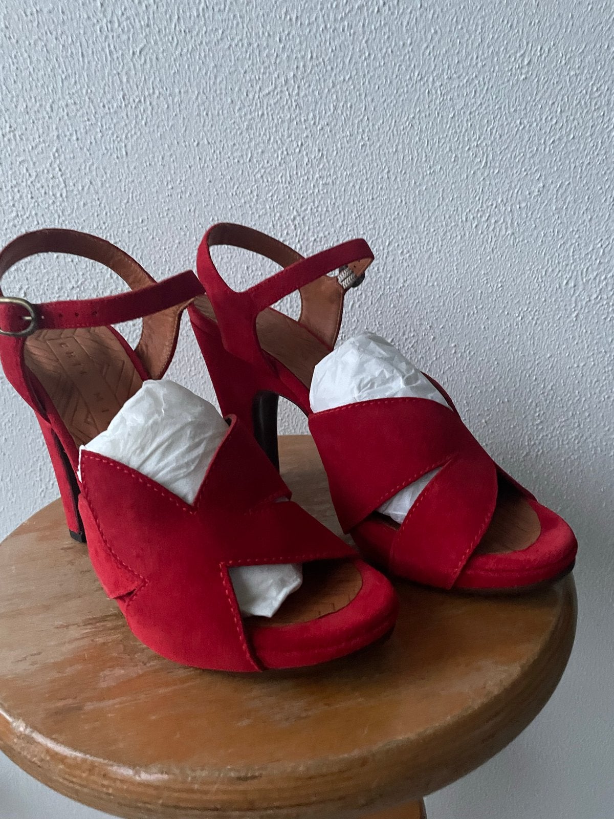 Prachtige Chie Mihara suède sandalen met hak - Maat 38, Ophalen of Verzenden, Nieuw, Rood, Sandalen of Muiltjes