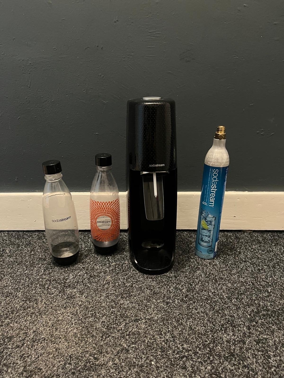 Sodastream met 2 flessen en 2 CO2 cilinders, Ophalen, Kunststof, Zwart, Overige merken