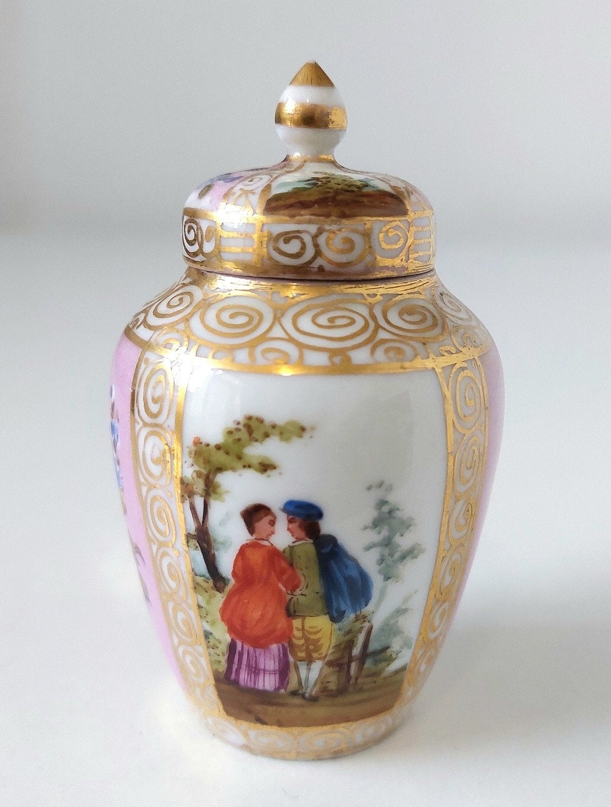 19e Eeuws Dresden Porselein Porcelain Porzellan Vaasje, Ophalen of Verzenden