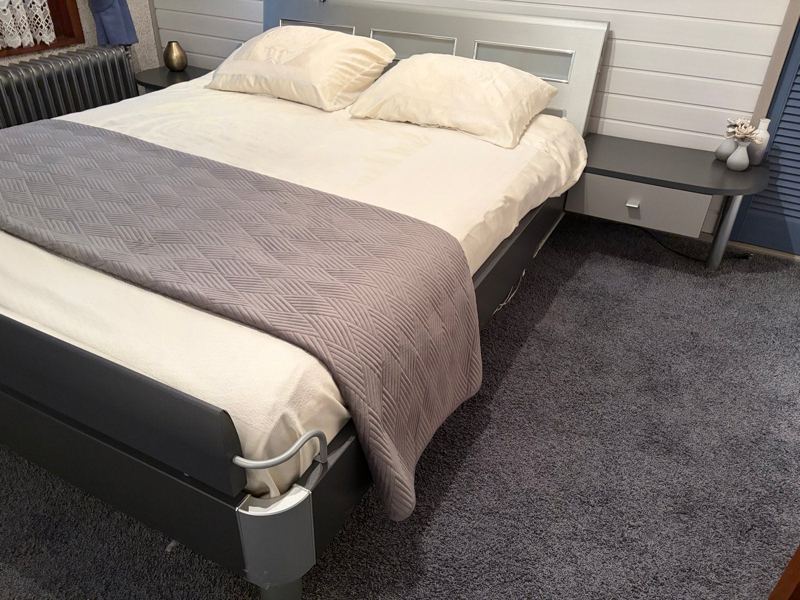 Tweepersoonsbed grijs met verlichte achterwand, Ophalen, Gebruikt, Tweepersoons, 200 cm