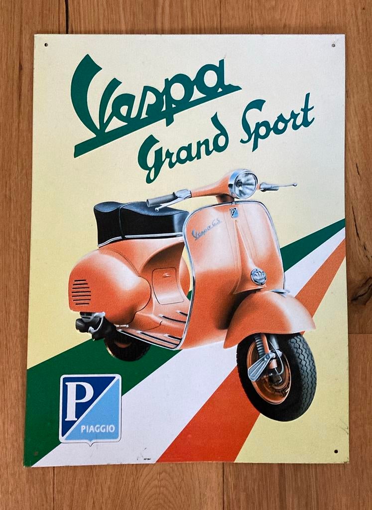 Metalen reliëf reclamebord Piaggio Vespa Grand Sport, Ophalen of Verzenden, Gebruikt, Reclamebord