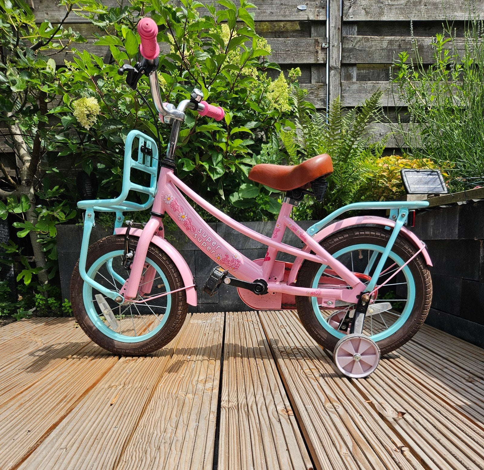 Roze kinderfiets met zijwieltjes en mandje, Ophalen
