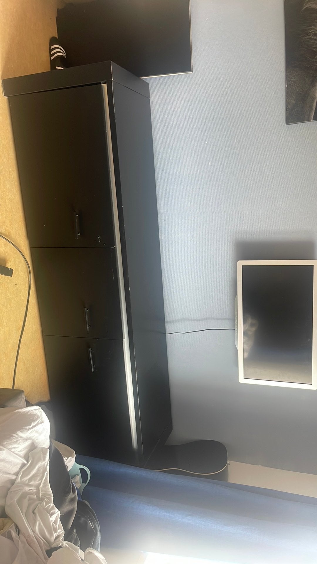 Foto 2 van Zwarte kast met 3 deurtjes