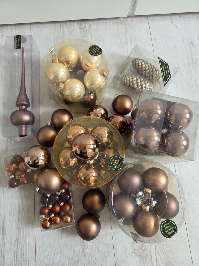 Kerstballen en piek in trendy kleuren bruin, koper en creme., Diversen, Kerst, Ophalen, Zo goed als nieuw