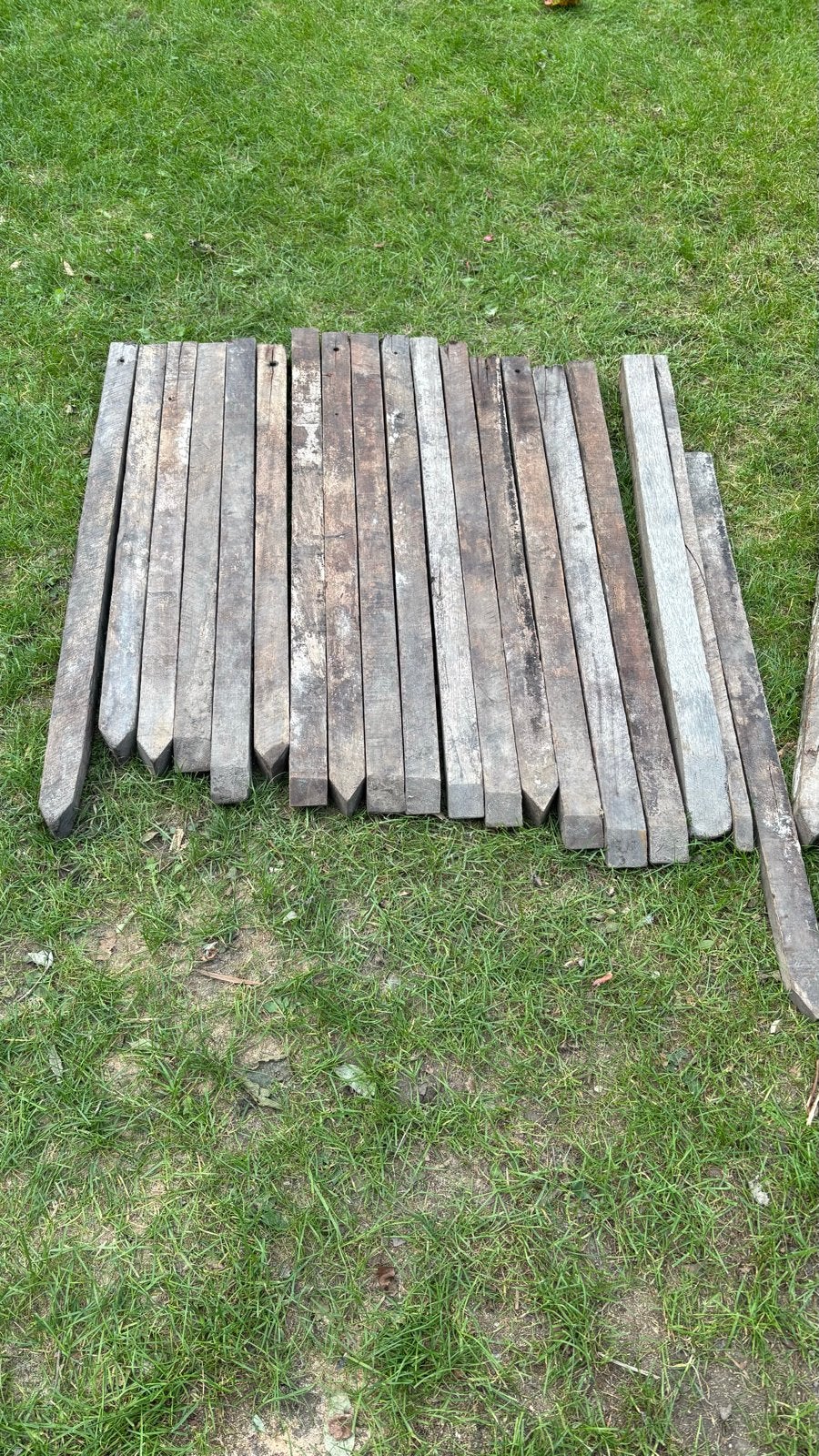 Hardhouten paaltjes 17 van 5x5 100 cm en 10 van 5x570 cm, Ophalen, Gebruikt, Palen, Hardhout