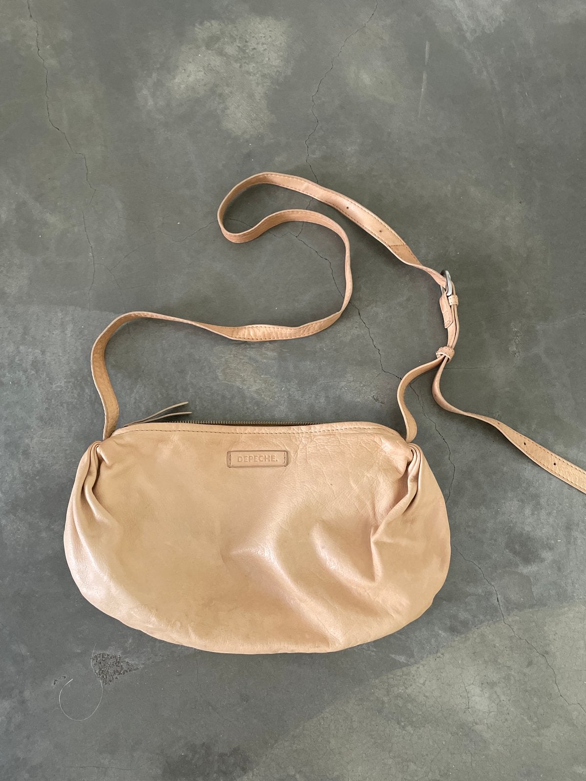 Depeche. Schoudertas in beige leer, Ophalen of Verzenden, Zo goed als nieuw, Beige, Schoudertasje