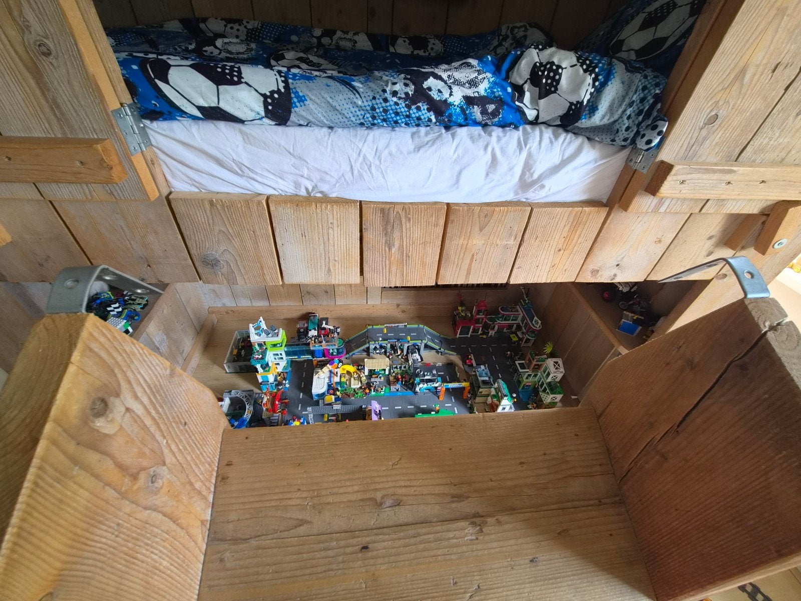 Foto 6 van Stoer steigerhouten hoogslaper in huisjesvorm!