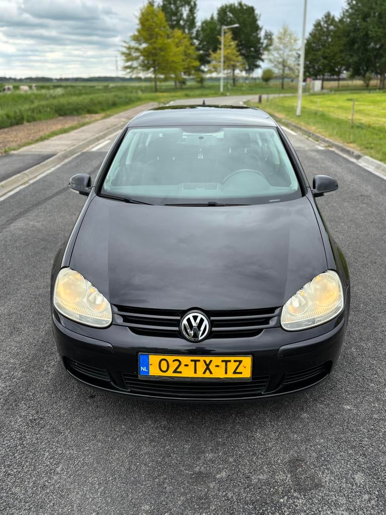 Volkswagen Golf 1.6 2007 met winterbanden op velg, Auto's, Voorwielaandrijving, 4 cilinders, 620 kg, Zwart