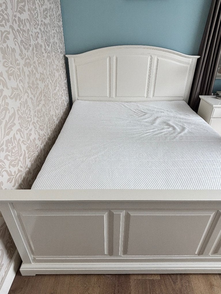 IKEA BIRKELAND bed + nachtkastje + matras, Ophalen, Tweepersoons, Zo goed als nieuw, 200 cm