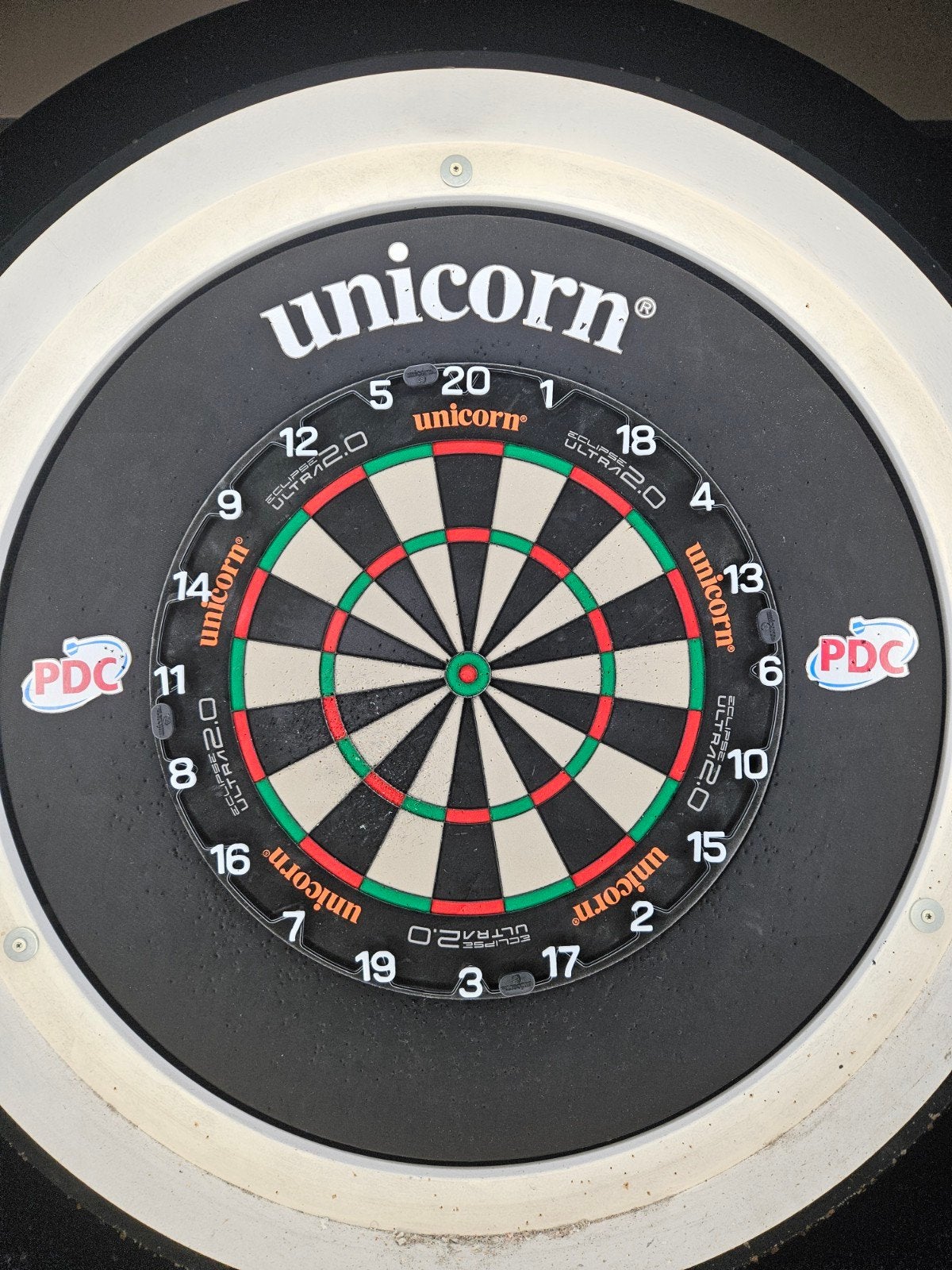 Unicorn Eclipse Ultra 2.0 Dartbord incl surround, Ophalen of Verzenden, Zo goed als nieuw, Dartbord