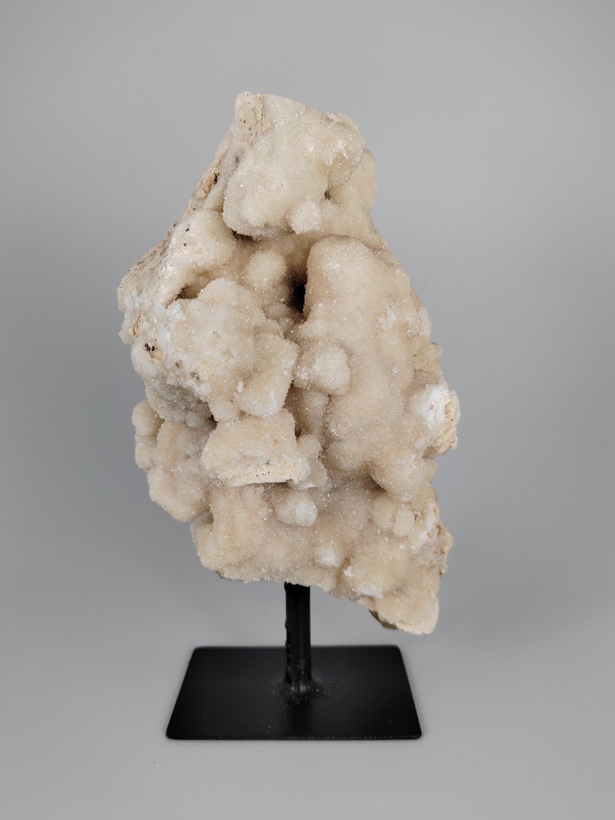 Calciet op standaard Indonesië, Ophalen of Verzenden, Mineraal