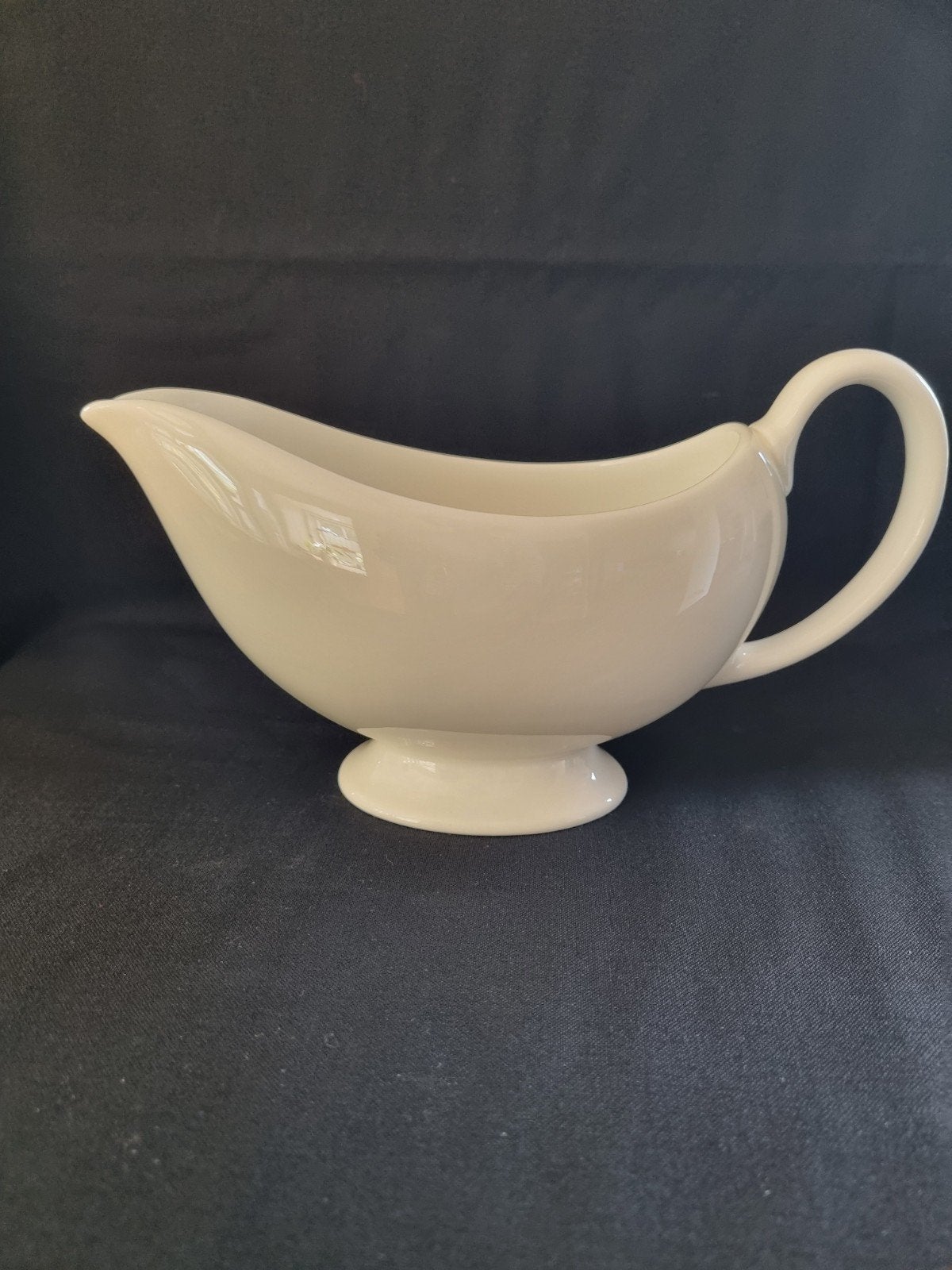 Sauskom wedgwood Bone China White China porselein, Ophalen of Verzenden, Zo goed als nieuw, Porselein, Kom(men)