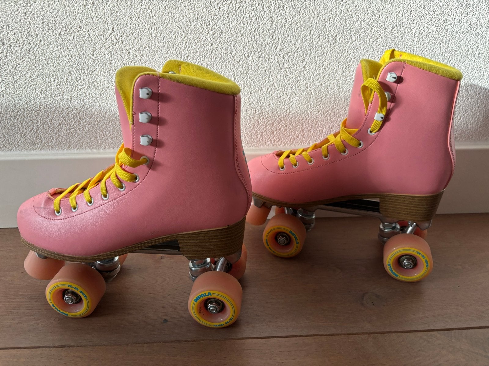 Impala rolschaatsen - Roze met gele veters - Maat 40, Ophalen, Zo goed als nieuw, Dames
