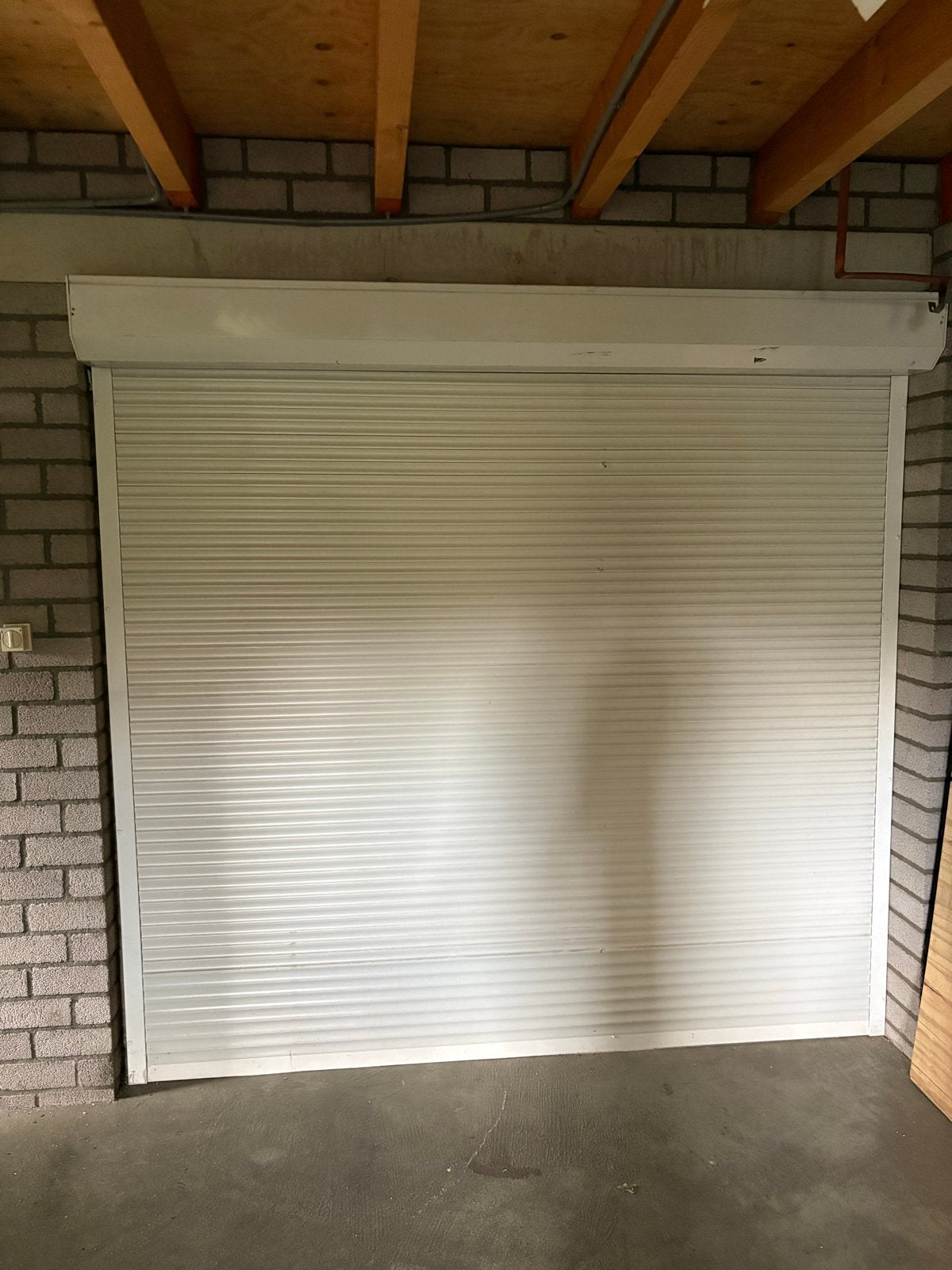 Gebruikt rolluik - B 2,40m x H 2,32m - Zelf demonteren, Doe-het-zelf en Verbouw, Rolluiken, Ophalen, Gebruikt, 200 cm of meer