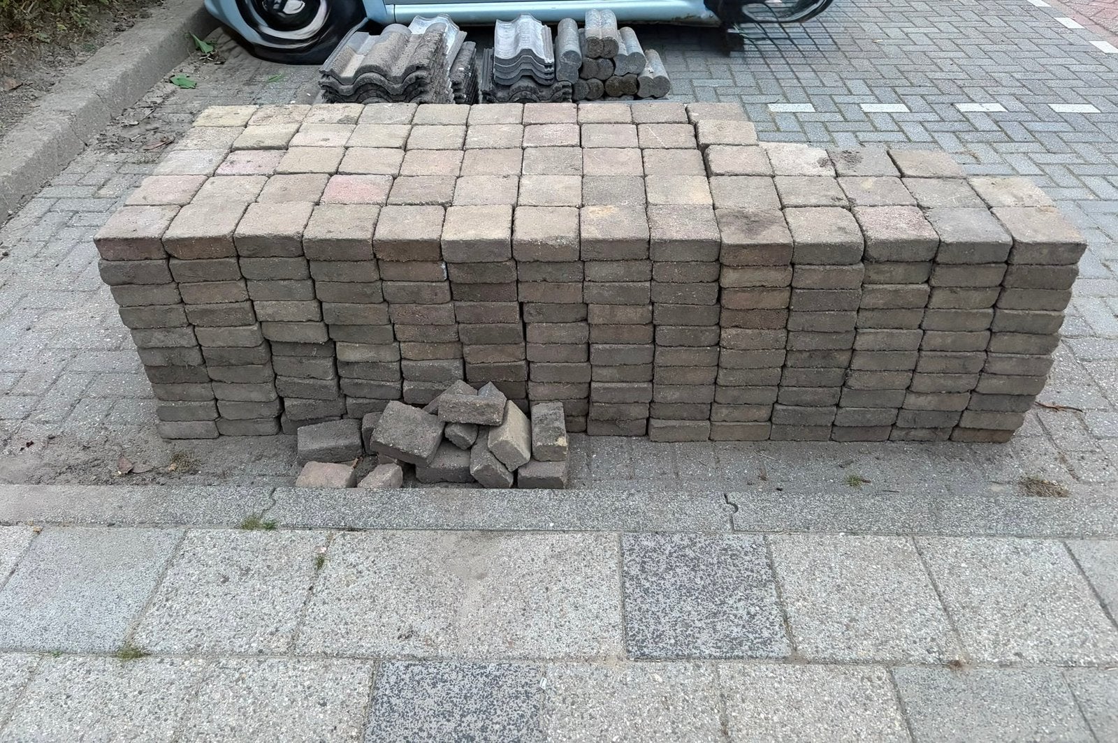 Gratis Straatstenen en dakpannen - duurzaam, Ophalen, Gebruikt