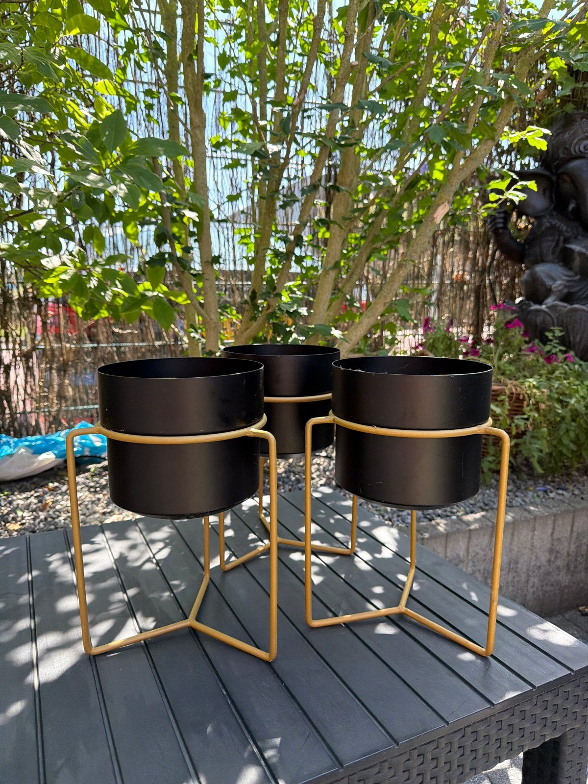 Set van 3 zwarte plantenbakken met gouden standaard, Tuin en Terras, Bloembakken en Plantenbakken, Ophalen, Gebruikt, Minder dan 60 cm