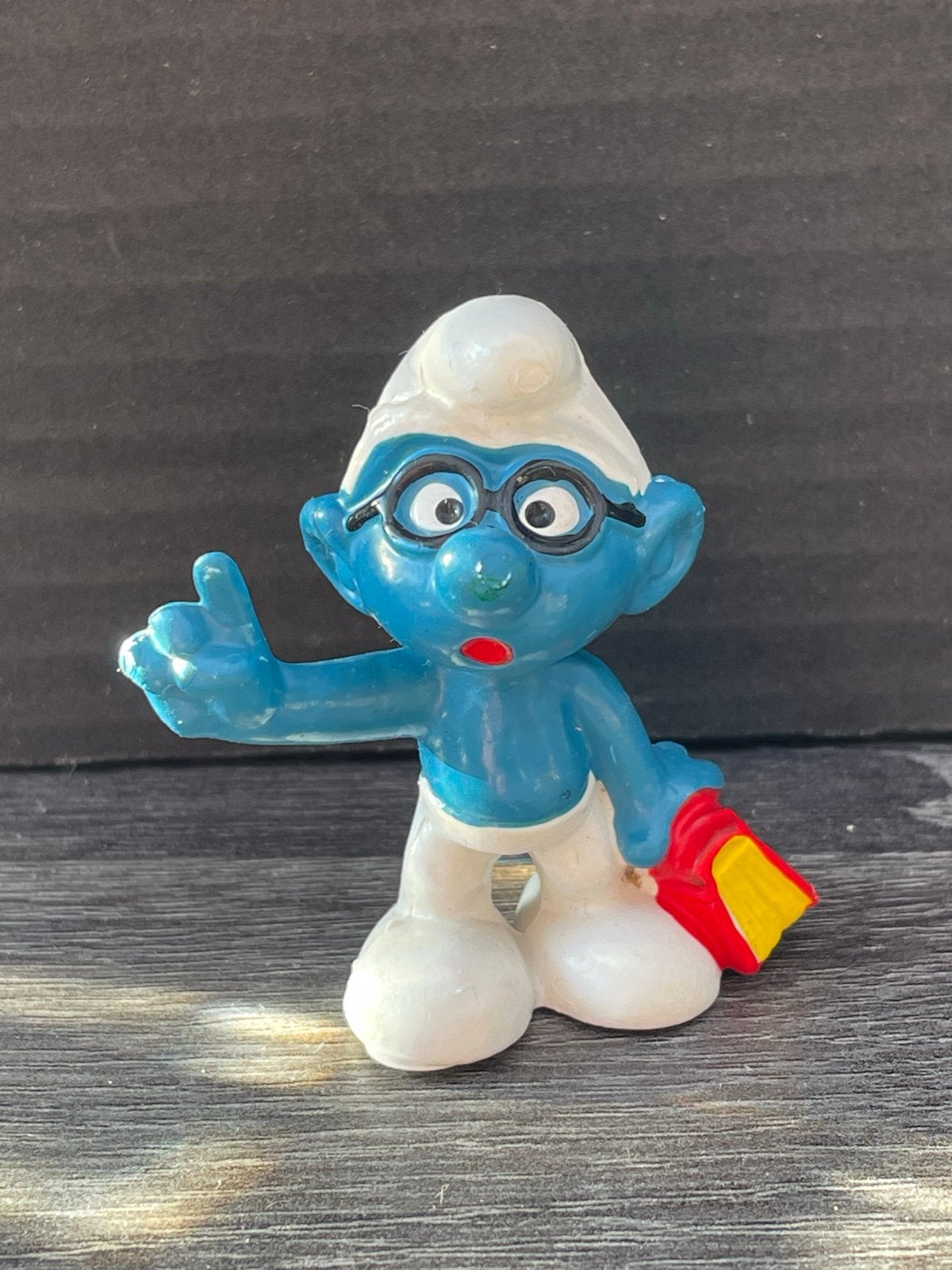 Vintage Brilsmurf Figuurtje met Boekje - Jaren '80 Smurf, Verzamelen, Smurfen, Ophalen of Verzenden, Gebruikt, Brilsmurf, Poppetje, Figuurtje of Knuffel
