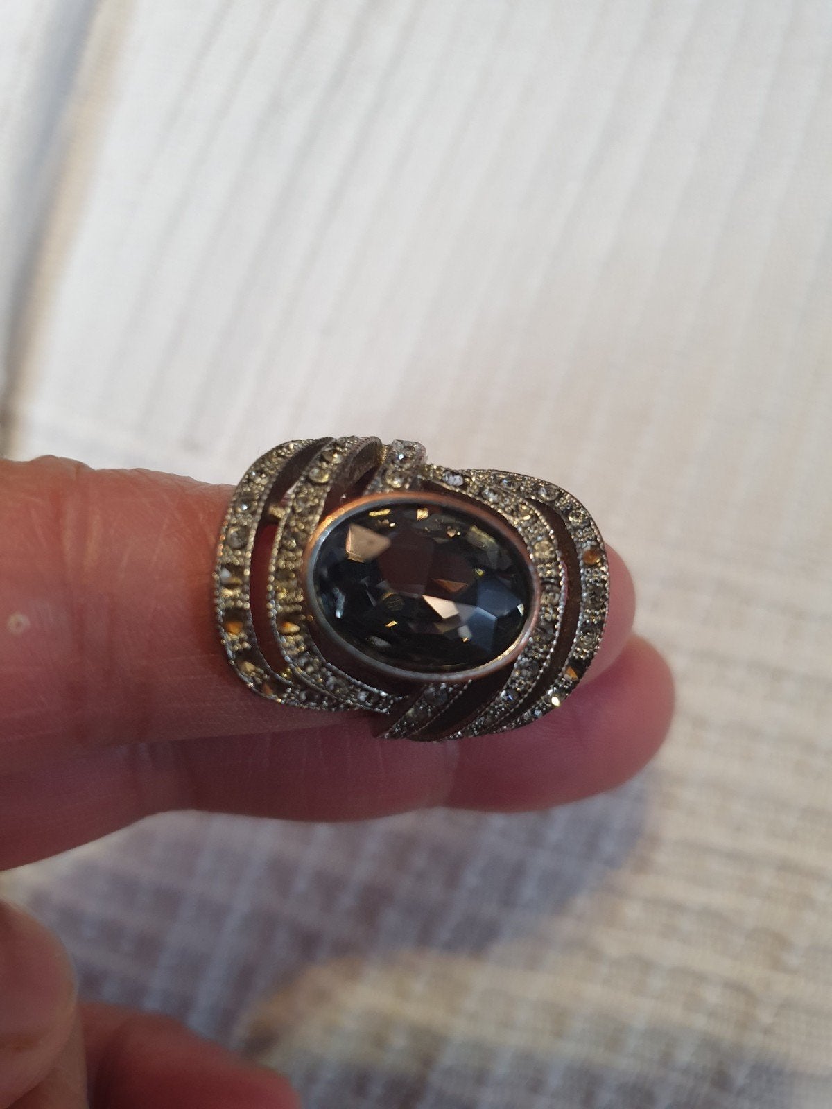 Stijlvolle ring met grote grijze steen en strass, Sieraden, Tassen en Uiterlijk, Ringen, Overige materialen, Gebruikt, Met strass