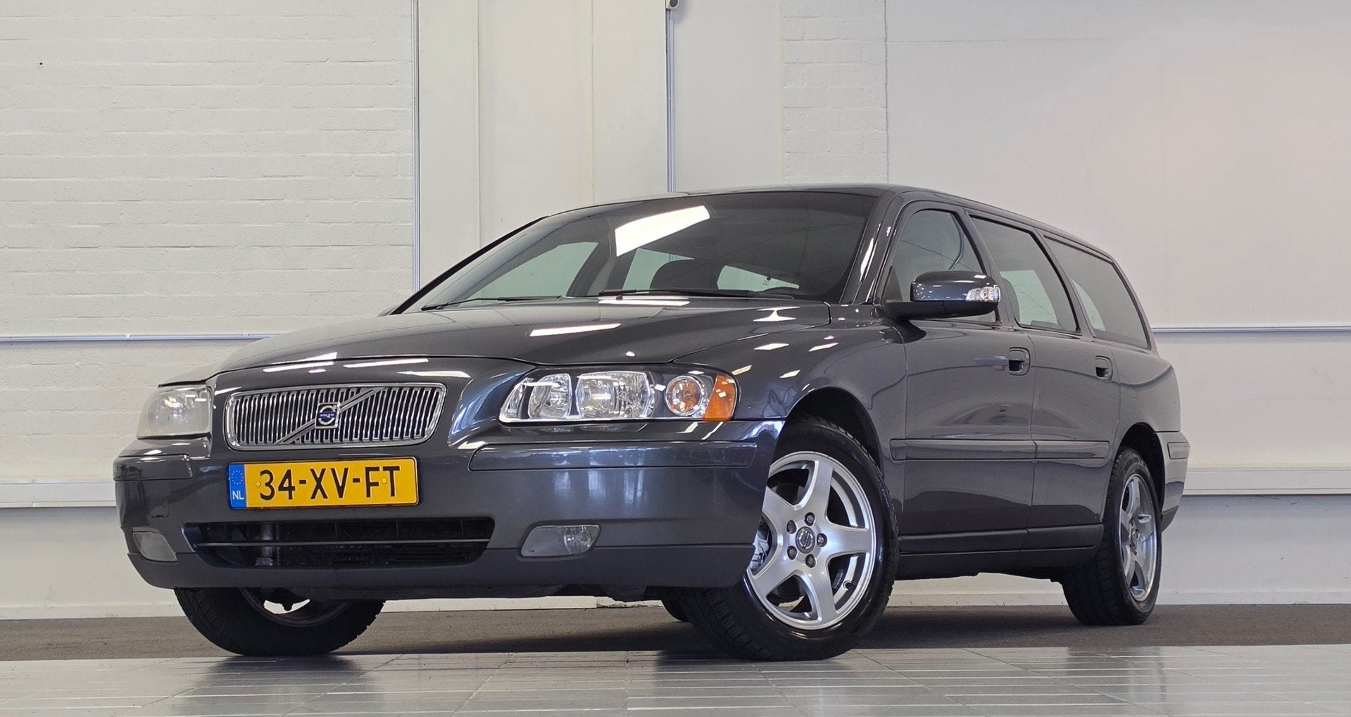 Volvo V70 2.4 Edition 2e Eigenaar 100% onderhouden Parkeerhu, Auto's, Voorwielaandrijving, Dealer onderhouden, Leder en Stof, Zwart