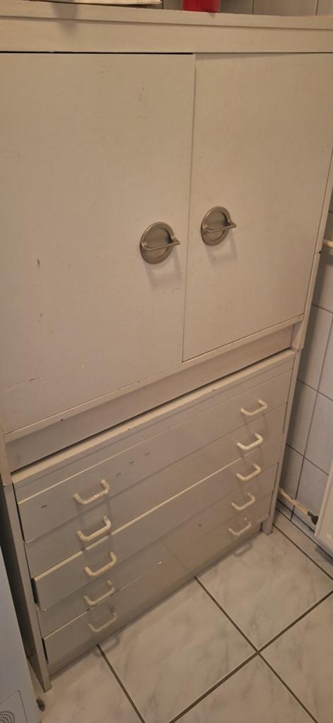 Gratis - Kast met laden en deuren, Overige materialen, Gebruikt, 5 laden of meer, 100 tot 150 cm