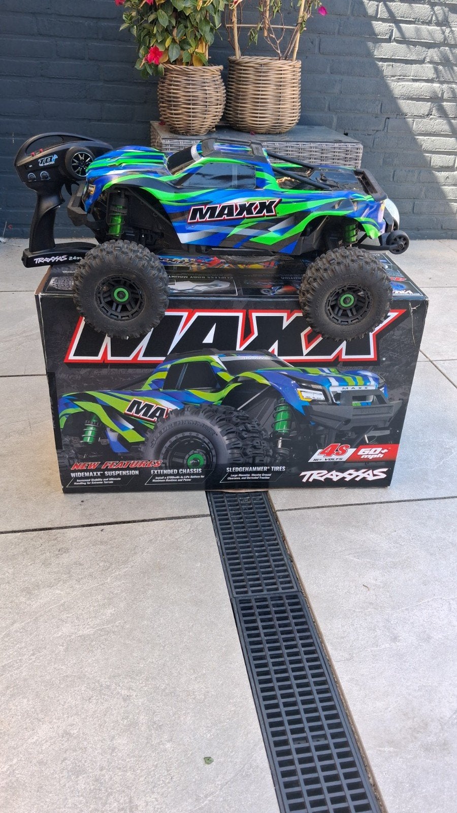 Traxxas Maxx V2 RC auto met lader en 2 accu's, Elektro, Auto offroad, Ophalen of Verzenden, Zo goed als nieuw