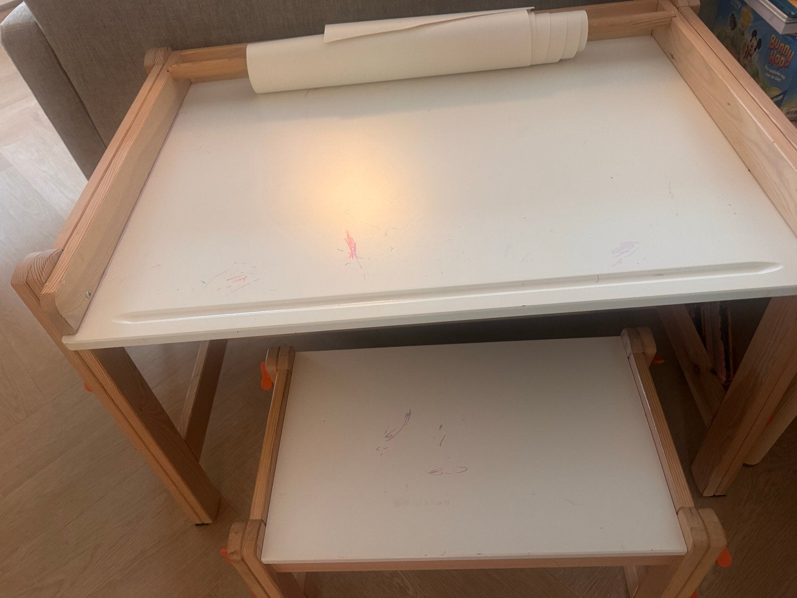 Kinderenbureau Flisat met bank Ikea, Kinderen en Baby's, Kinderkamer | Tafels en Stoelen, Ophalen of Verzenden, Gebruikt, Tafel(s) en Stoel(en)