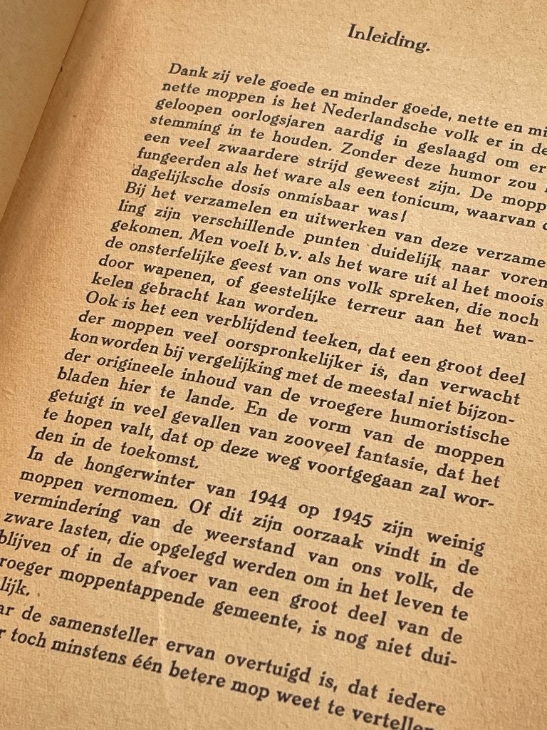 Lach mee! Een 100-tal beste moppen uit de jaren 1940-1945., Verzamelen, Ophalen of Verzenden, Overige soorten, Nederland, Boek of Tijdschrift