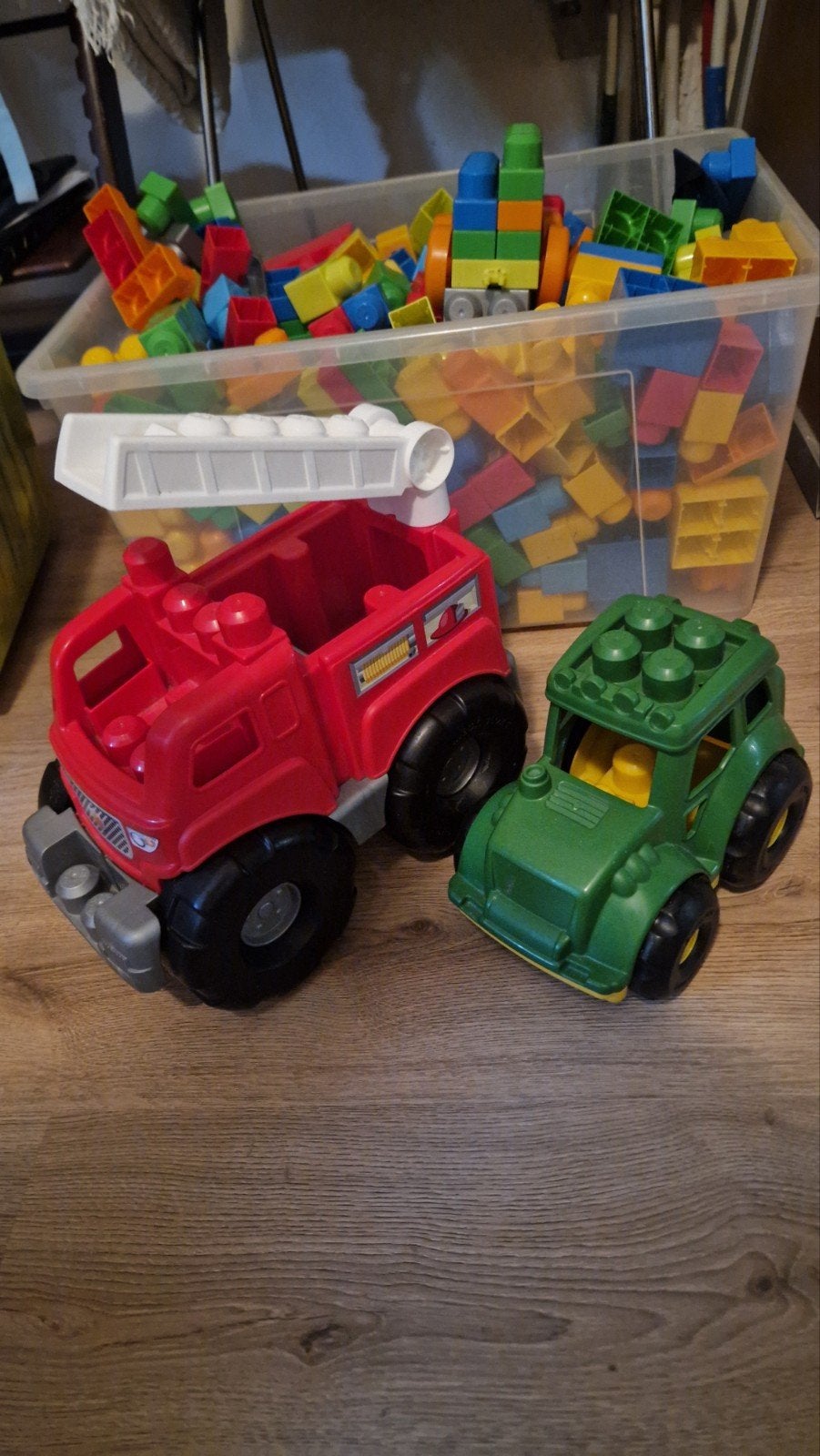 Blokken speelgoed met twee wagens, Ophalen
