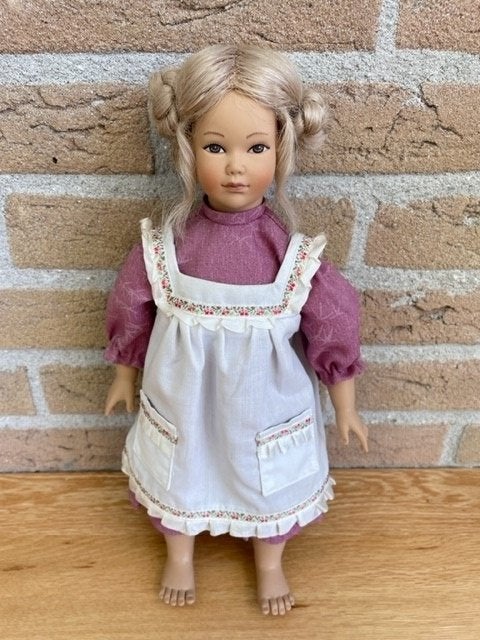 Heidi Ott Die Kleinen, meisje met schort ong 30cm, Ophalen of Verzenden, Zo goed als nieuw, Pop