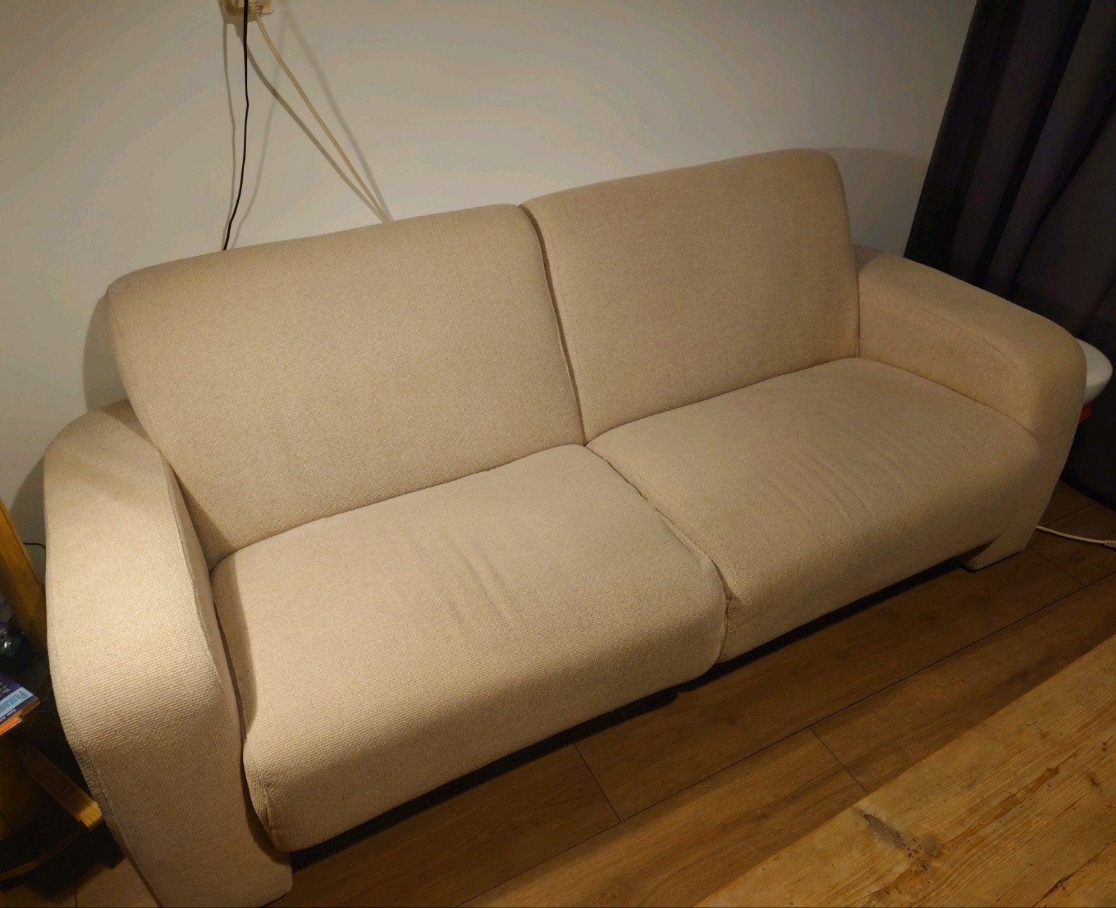 Beige 2-zits bank van stof, staat gigantisch in de weg, Ophalen, Gebruikt, 150 tot 200 cm, Tweepersoons