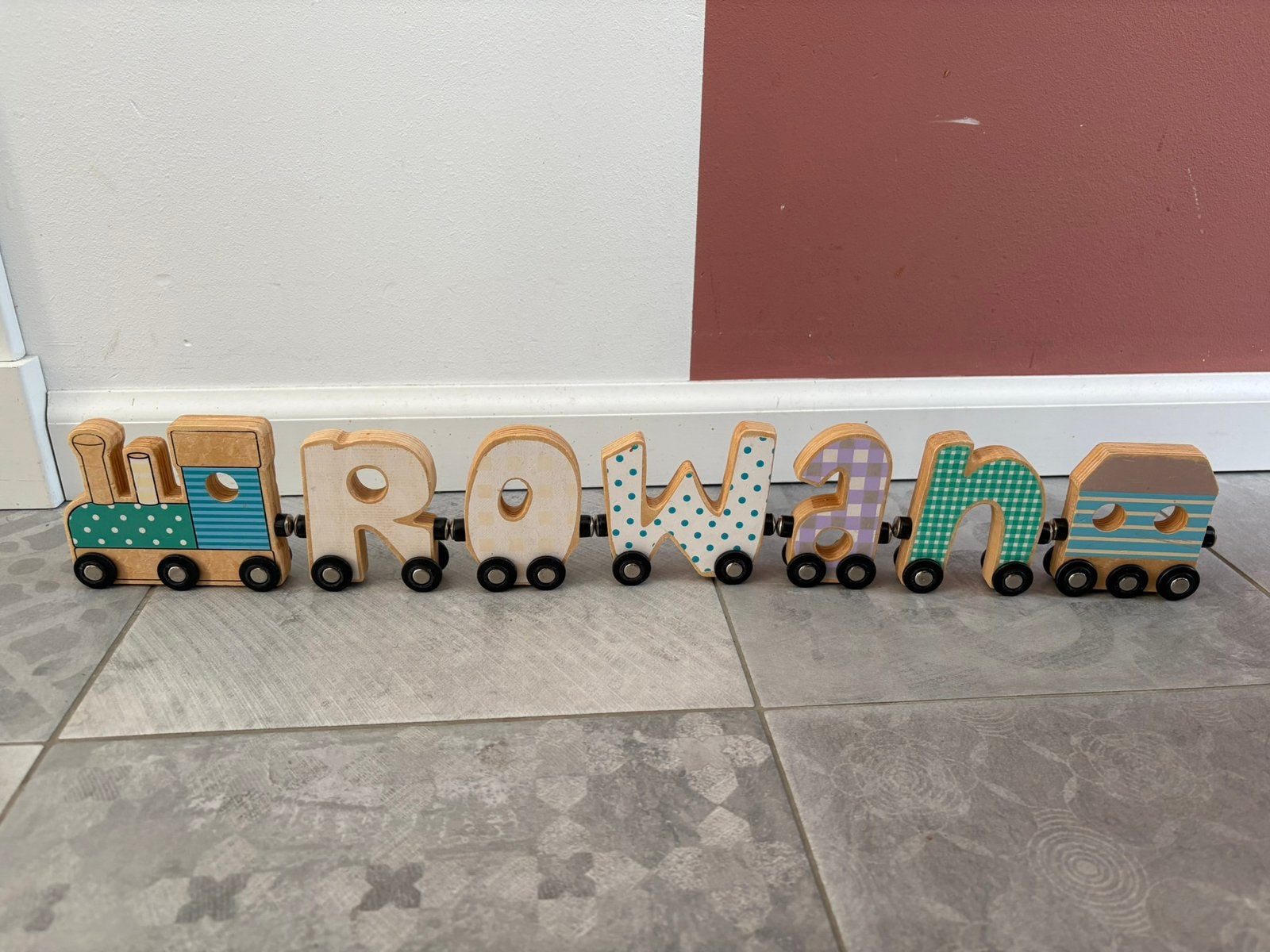 Houten letters in treinvorm: ROWAN, Ophalen of Verzenden, Zo goed als nieuw