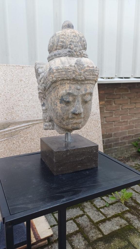 Boeddha hoofd op natuurstenen sokkel - Serene Decoratie, Antiek en Kunst, Kunst | Beelden en Houtsnijwerken, Ophalen of Verzenden
