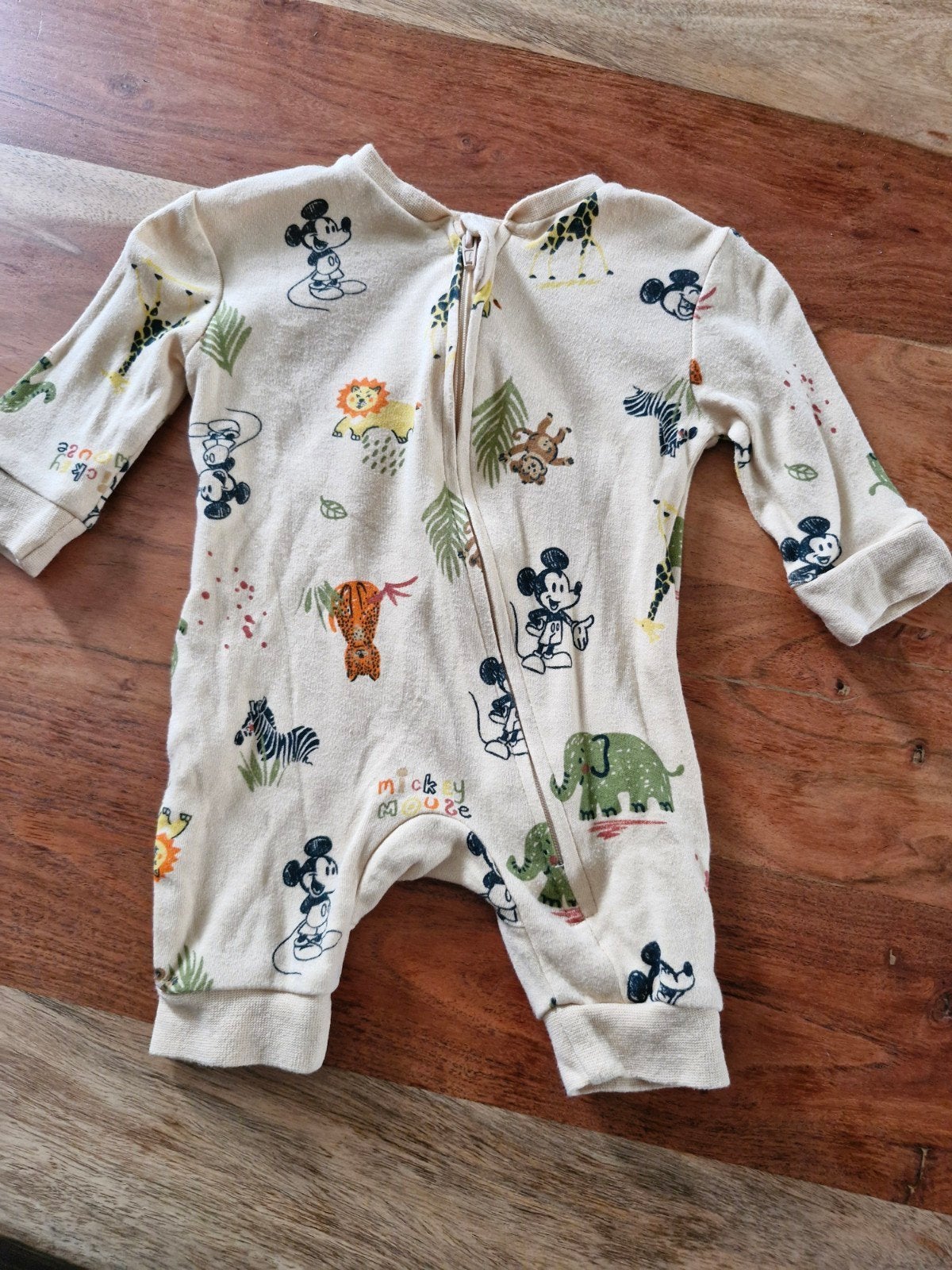 Beige Mickey mouse pakje met jungle dieren maat 50, Jongetje of Meisje, Onbekend, Ophalen of Verzenden, Zo goed als nieuw