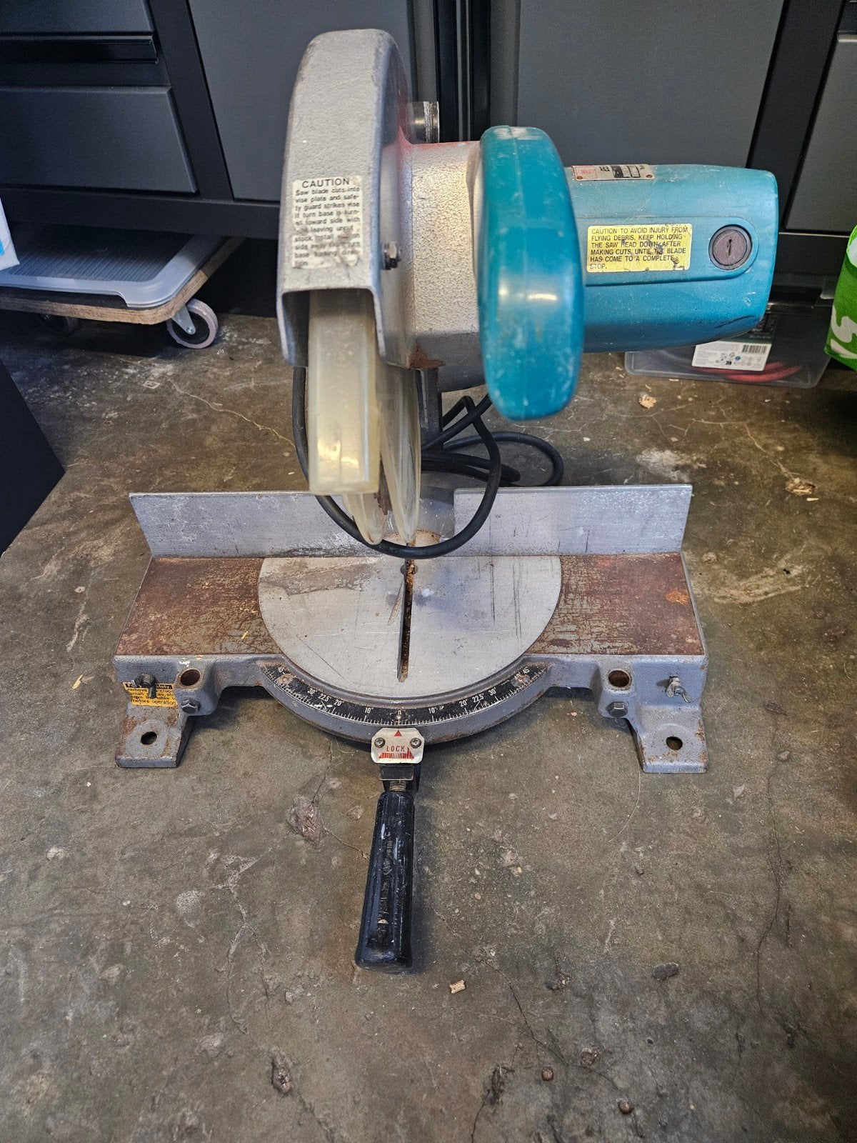 Makita afkortzaag 2400B miter saw, Doe-het-zelf en Verbouw, Gereedschap | Slijpmachines, Ophalen of Verzenden, Gebruikt, 1000 watt of meer