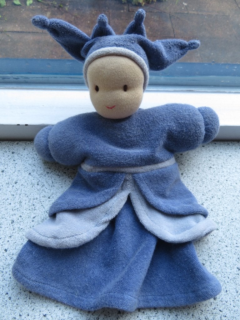 Antroposofische pop merk Peppa Fair Trade lavendel badstof, Kinderen en Baby's, Ophalen of Verzenden, Zo goed als nieuw, Blauw