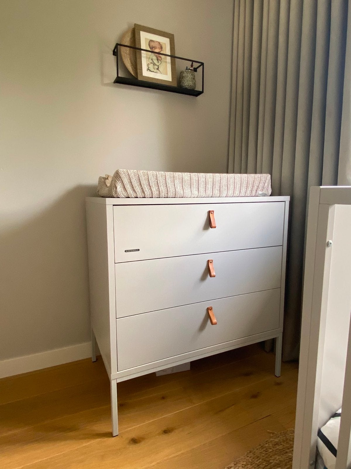 Commode met 3 lades en leren handgrepen + ledikant, Ophalen of Verzenden, Zo goed als nieuw, 75 tot 100 cm, Opstaande rand