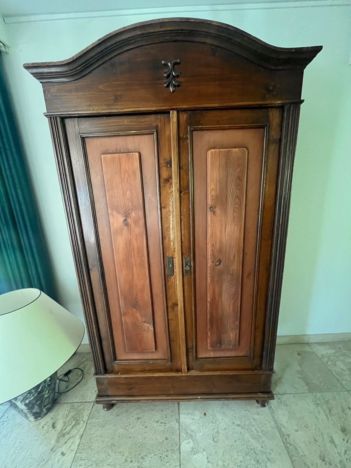 Antieke houten kast met twee deuren en planken, Ophalen