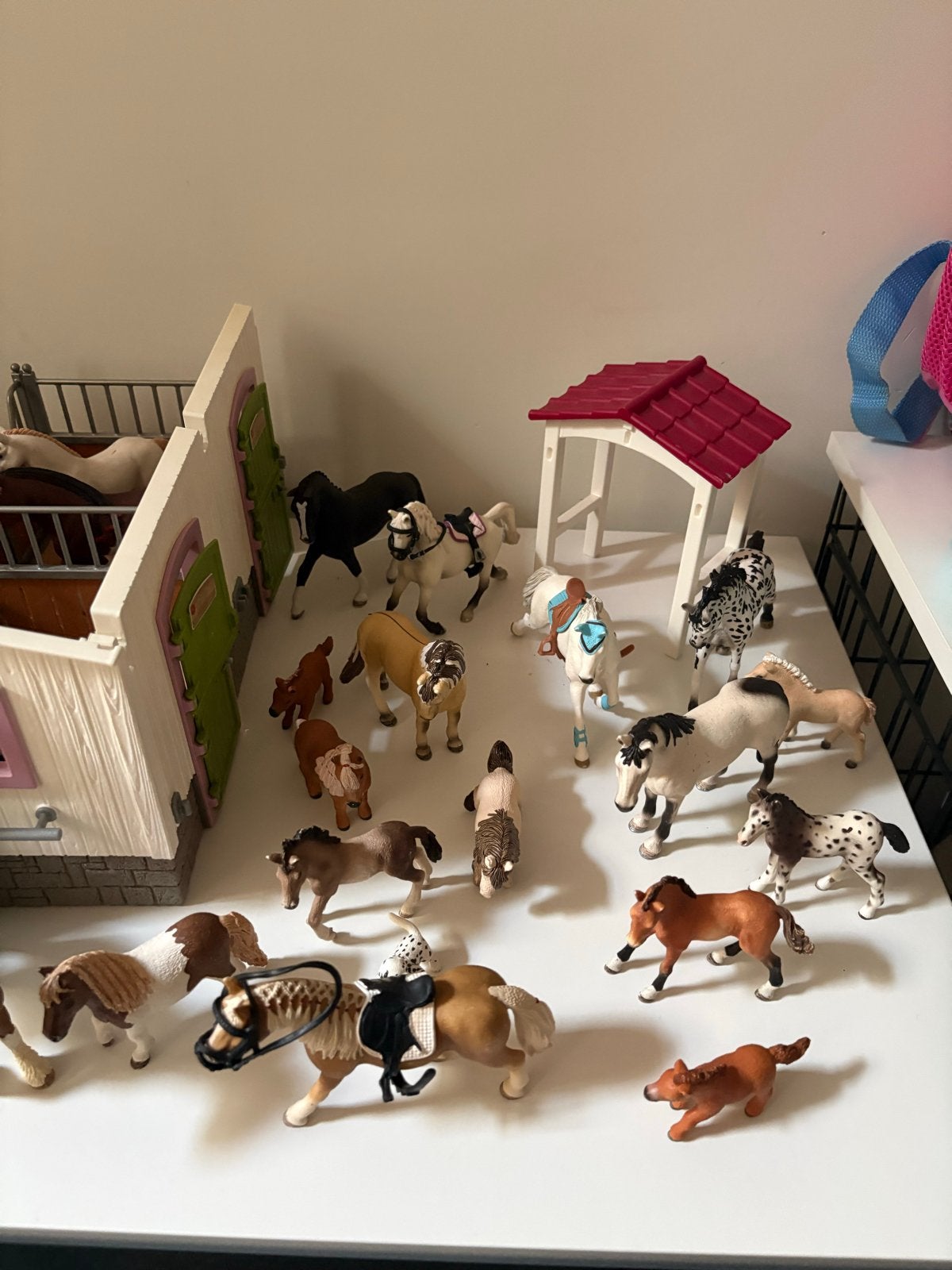 Grote Schleich paardenstal met veel paarden en accessoires, Ophalen, Zo goed als nieuw