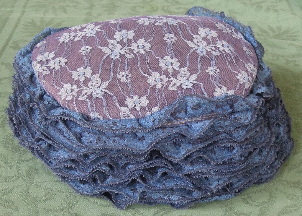 Nr. ONB99: Blauwpaars hoedje met kant model Beatrix, 55 cm (S, 6⅞ inch) of minder, Hoed, Tweedehands onbekend., Ophalen of Verzenden