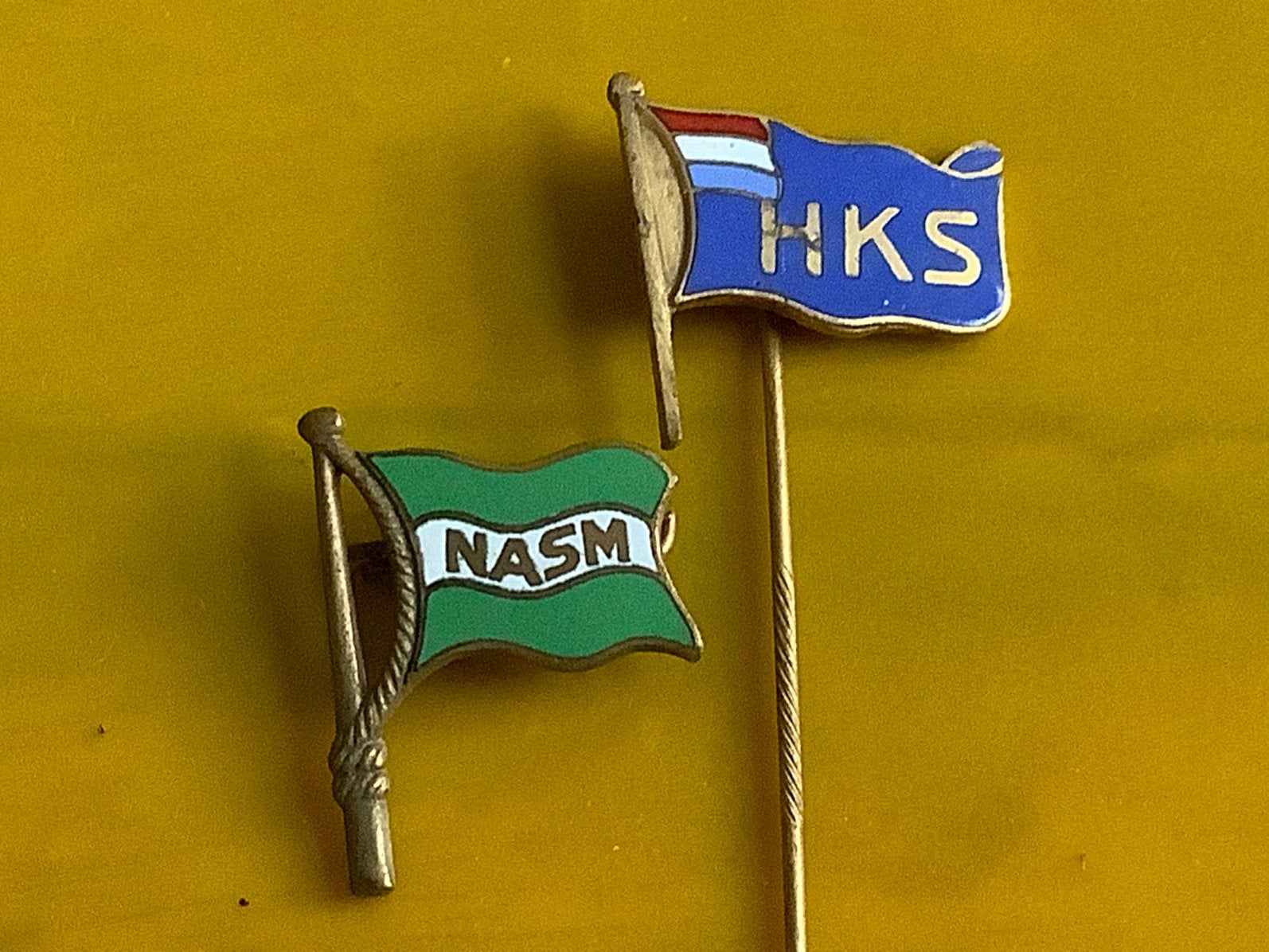 2x emaille speldje broche NASM HKS scheepvaart rederij, Ophalen of Verzenden, Zo goed als nieuw, Overige onderwerpen
