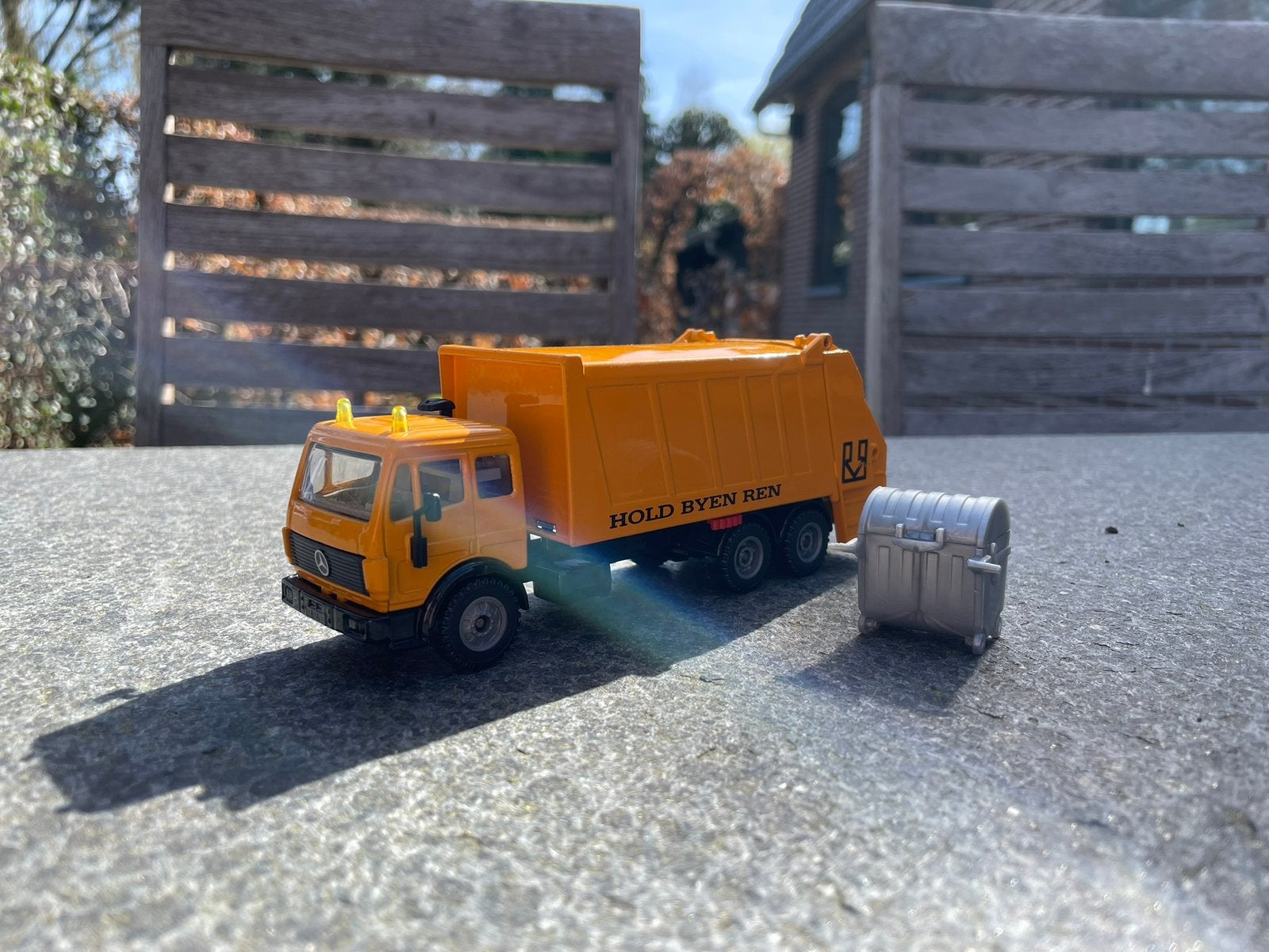 Siku 2926 - Mercedes SK vuilniswagen Hold Byen Ren, Hobby en Vrije tijd, Modelauto's | 1:50, Ophalen of Verzenden, Nieuw, Bus of Vrachtwagen