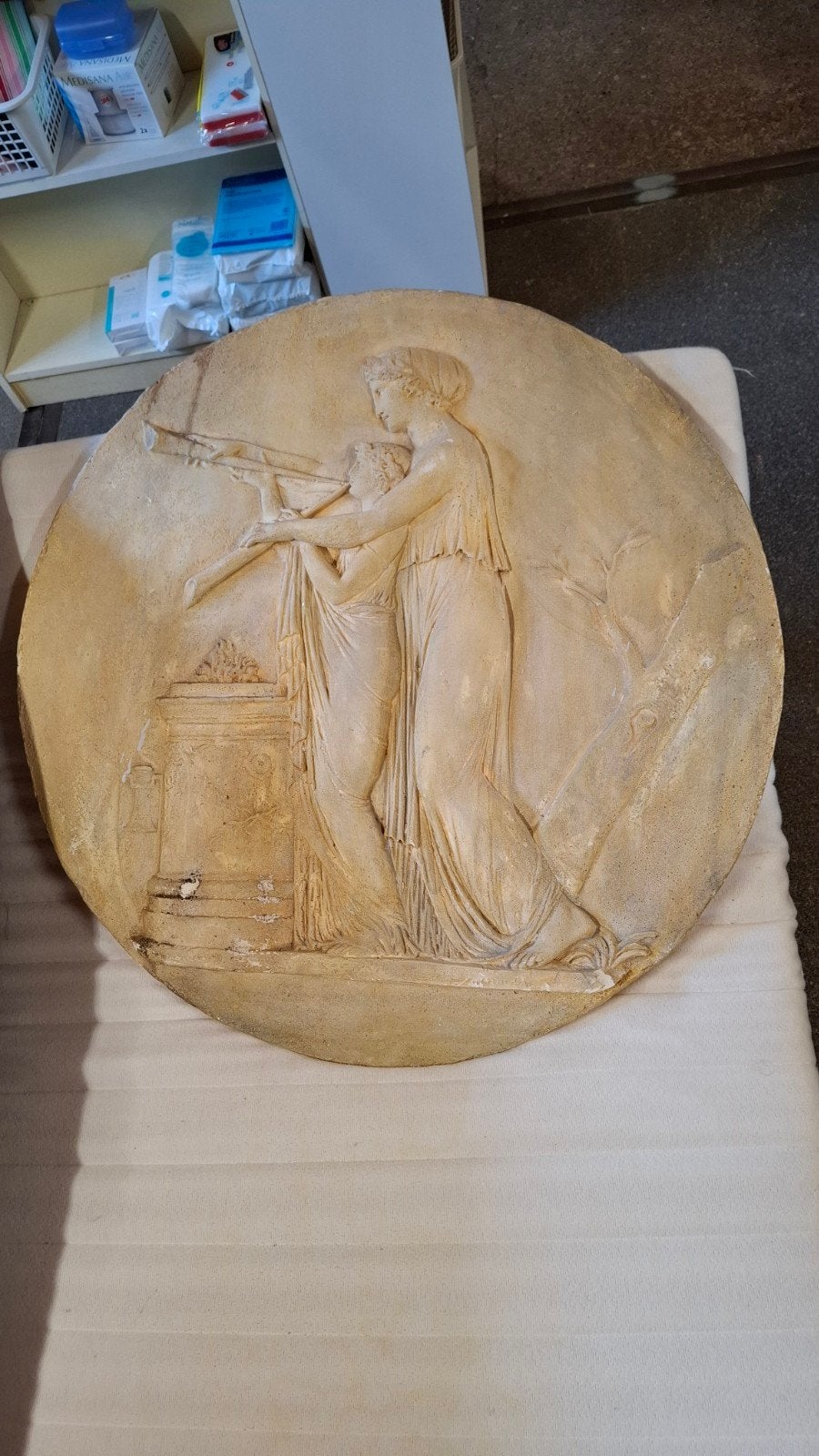 Gipsen reliëf. Muziekles, 80 cm, Antiek en Kunst, Ophalen, Gips, 50 - 100 cm, Wanddecoratie