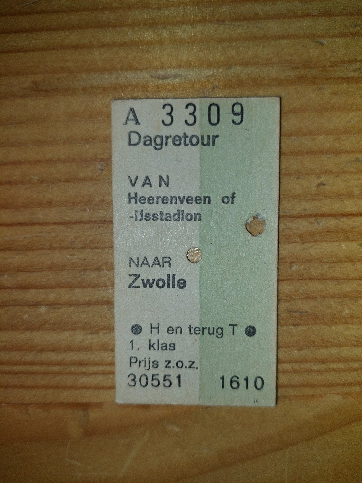 Kartonnen treinkaartje 9-12-1980 met stempels en knipgaten, Ophalen of Verzenden, Zo goed als nieuw, Trein, Overige typen