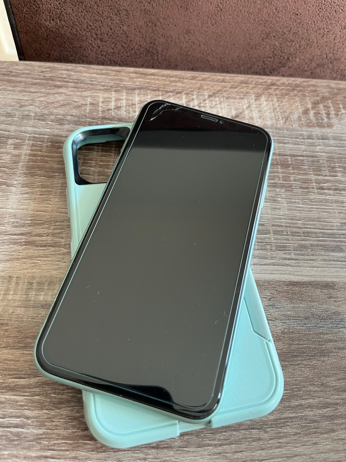 iPhone 11 (128GB) Groen met OtterBox hoesje, Kunststof, IPhone 11, Gebruikt, Hoesje of Tasje
