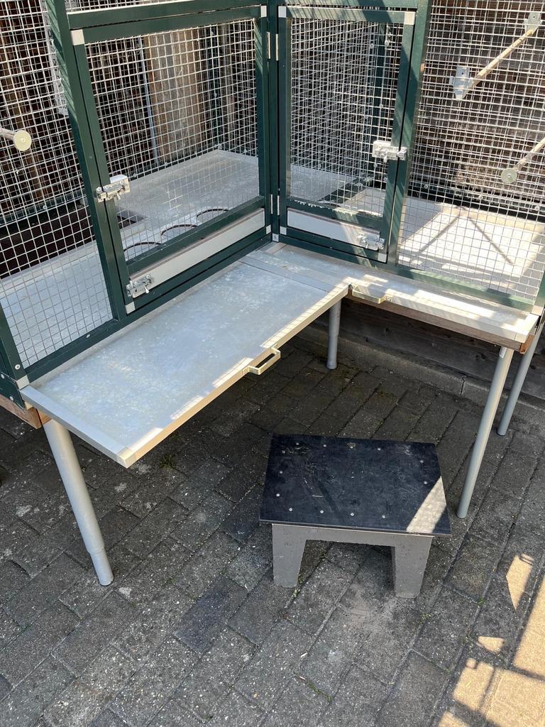 Te koop:mooie voilere op poten, Ophalen, Zo goed als nieuw, Metaal, Vogelkooi