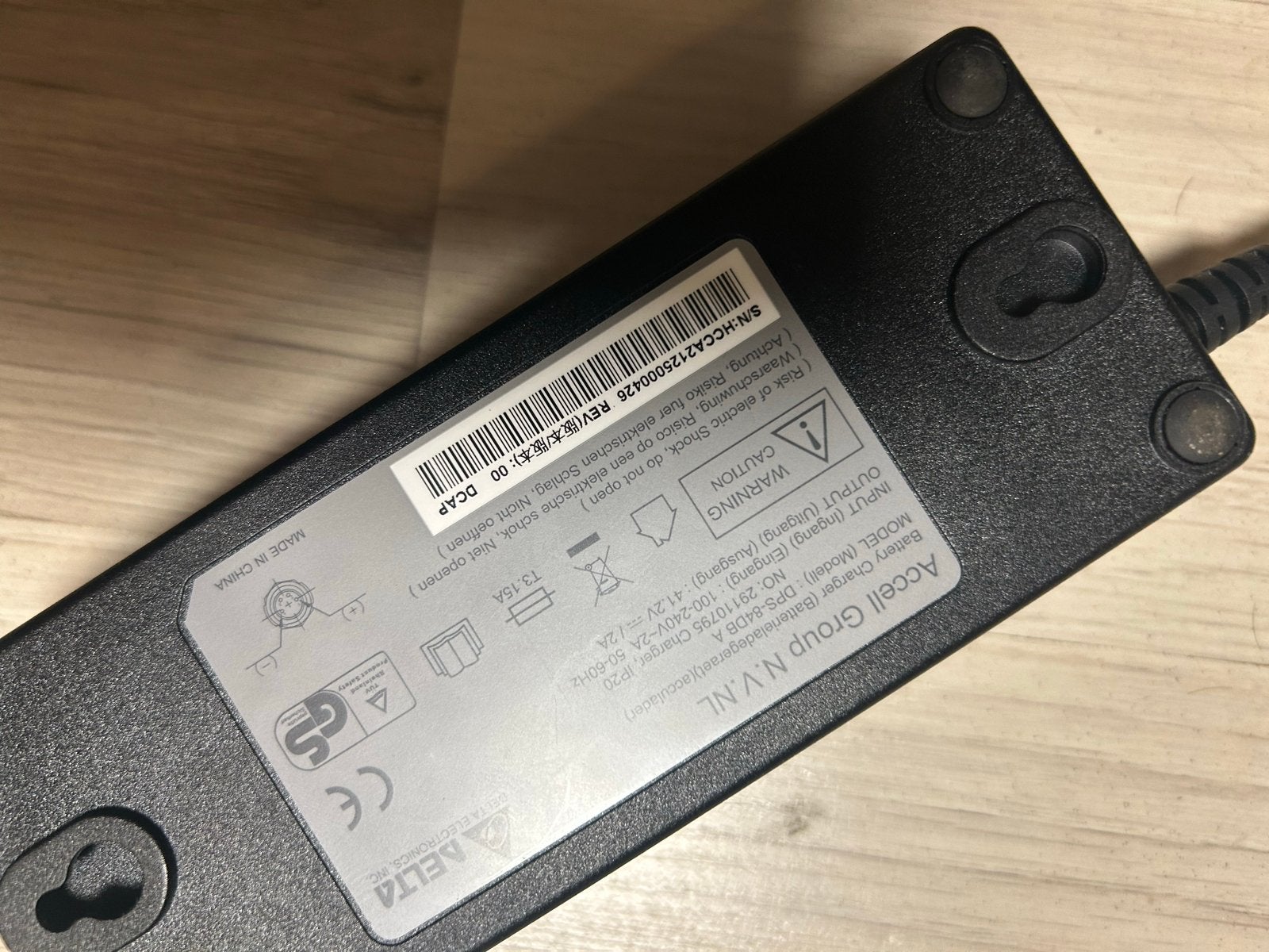 Nieuwe mpu.  4-pins fiets acculader - 36V Lithium Ion, Fietsen en Brommers, Nieuw